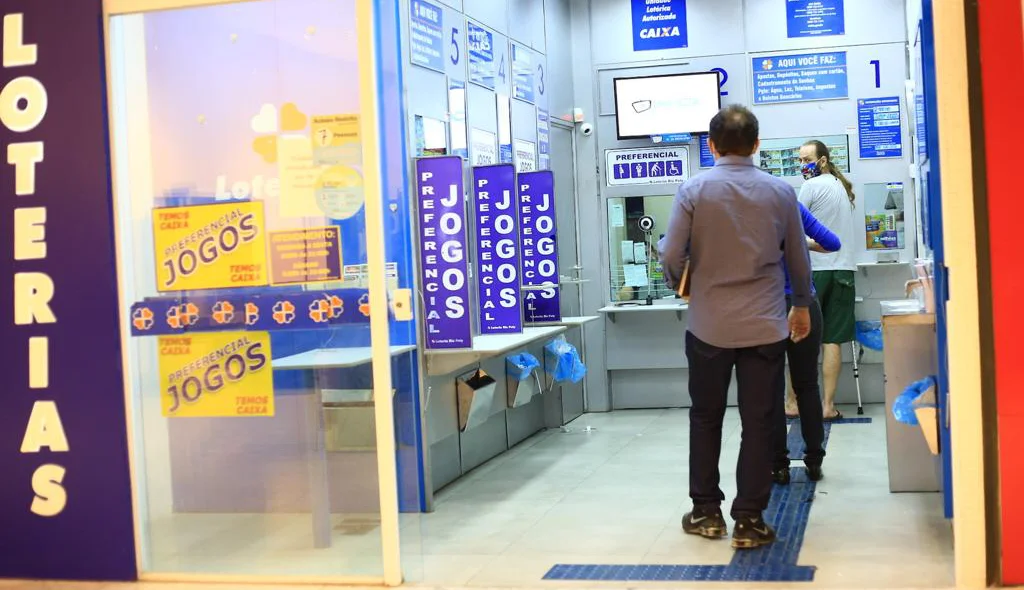 Fila na Loteria do Shopping Rio Poty