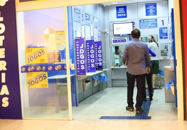 Fila na Loteria do Shopping Rio Poty