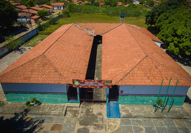 Júnior Percy anuncia construção de quadra poliesportiva em escola do bairro Acampamento