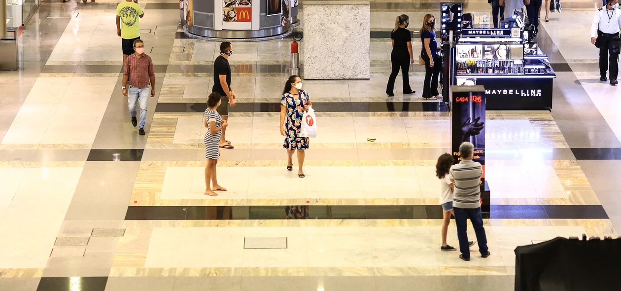 Movimento no shopping hoje 