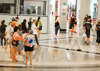 Movimento no Shoppings 