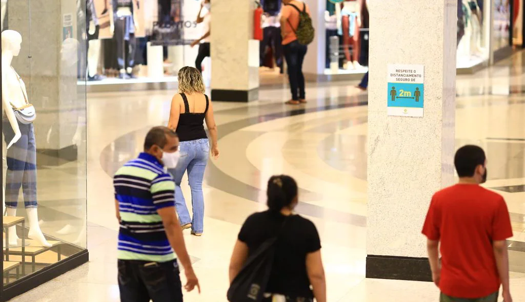 Os shoppings poderão funcionar de terça a sexta