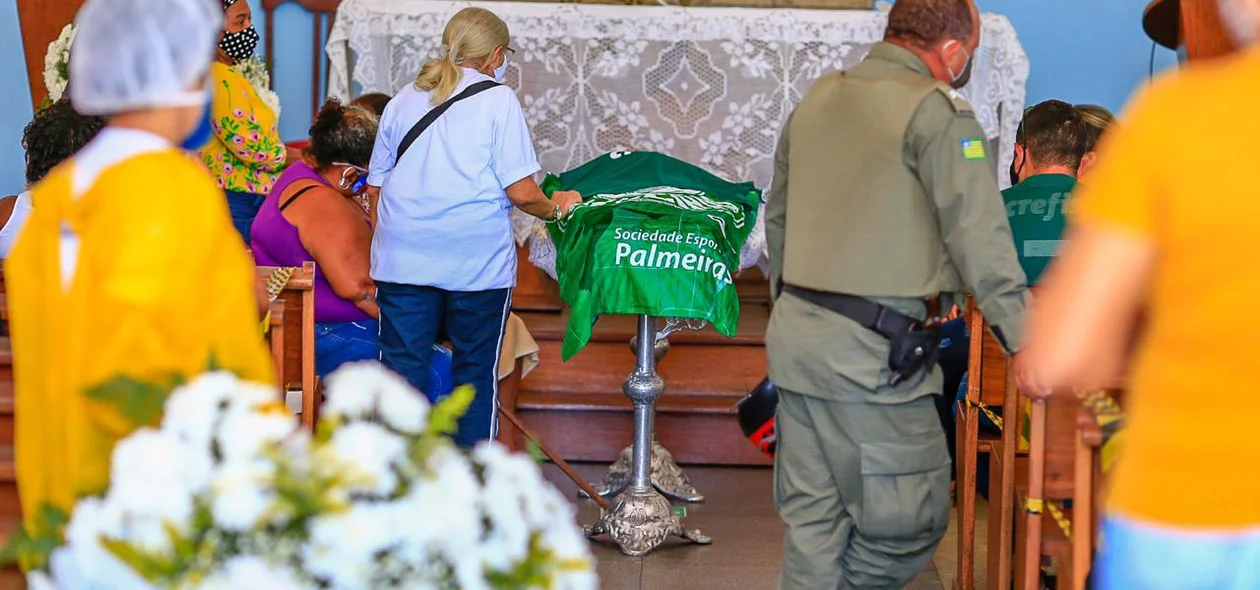 Corpo do sargento sendo velado
