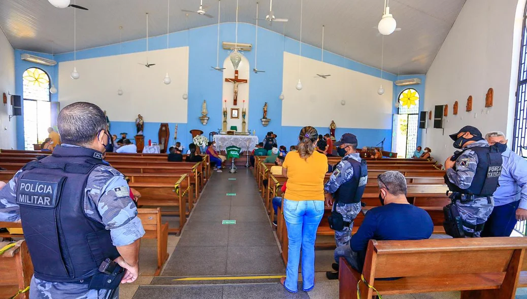 Familiares e amigos no velório do sargento