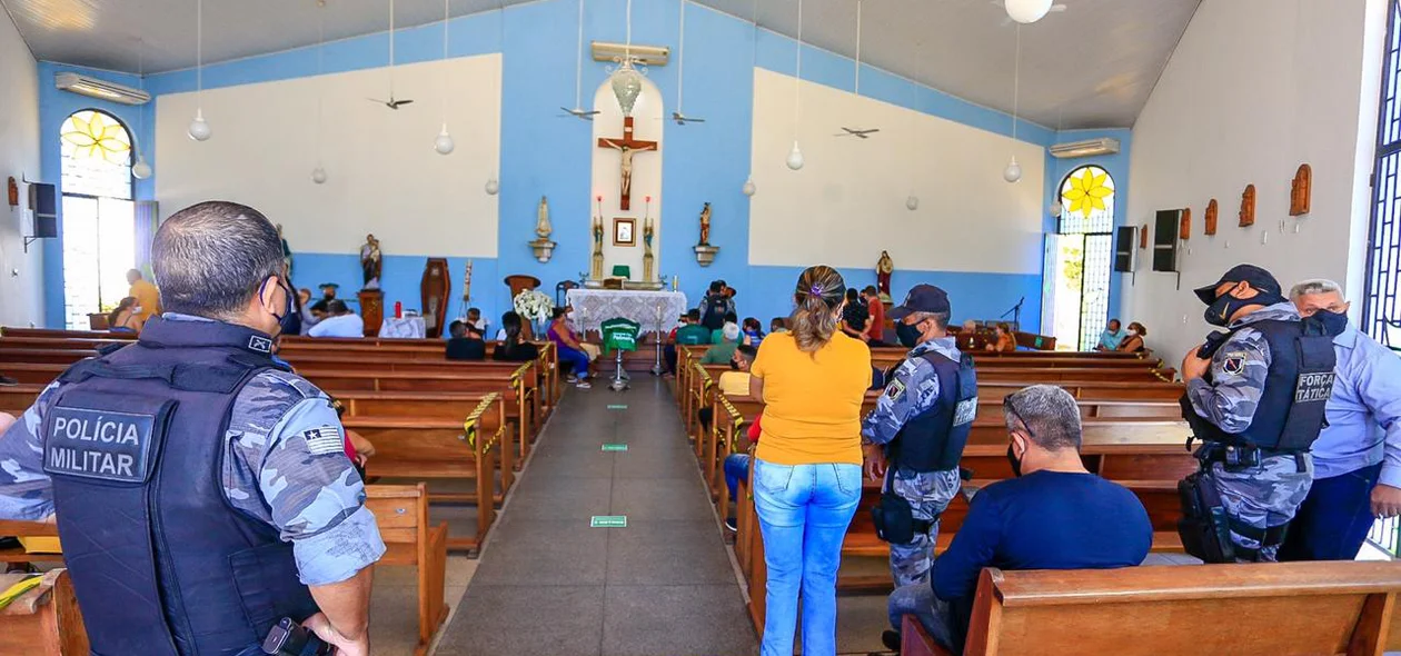 Familiares e amigos no velório do sargento