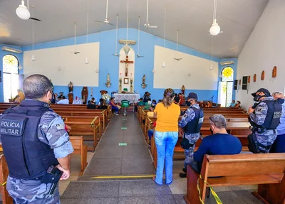 Familiares e amigos no velório do sargento