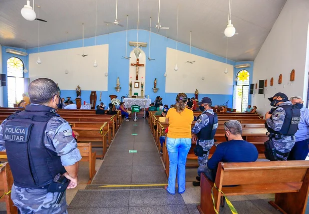 Familiares e amigos no velório do sargento