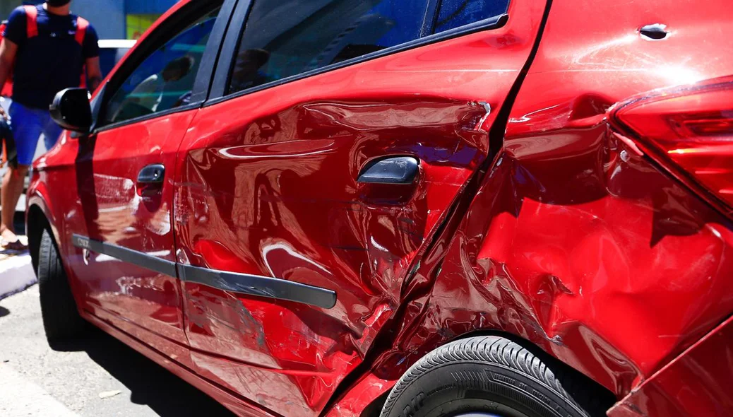 Lateral do veículo ficou destruída