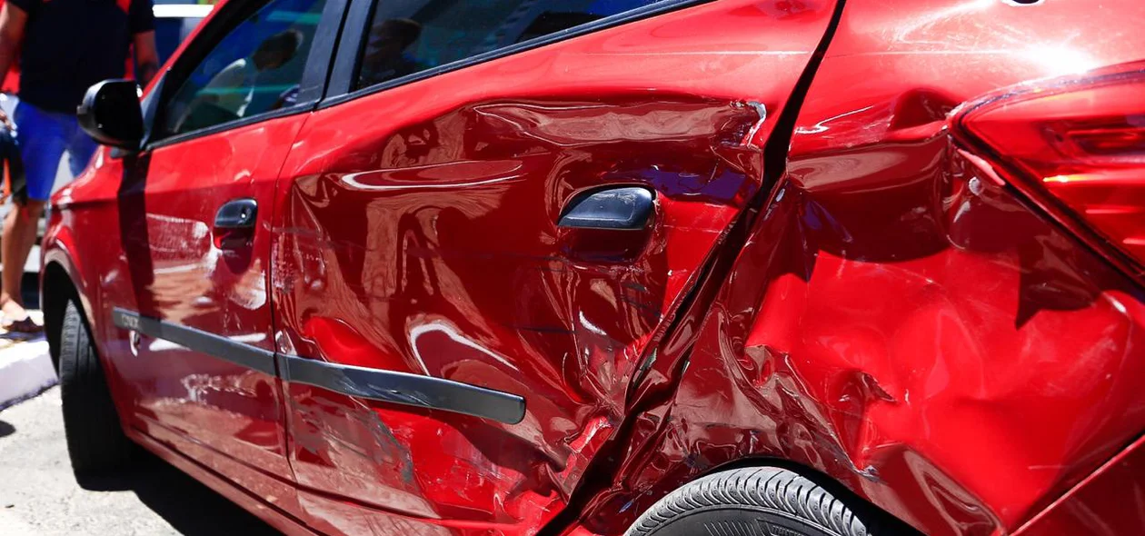Lateral do veículo ficou destruída