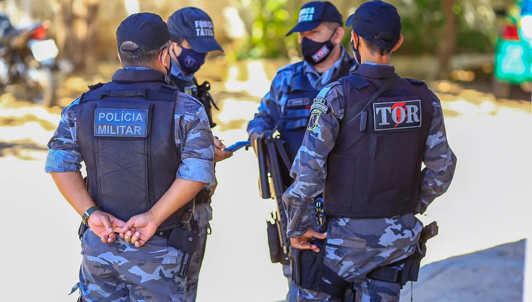 Policiais militares participam do momento