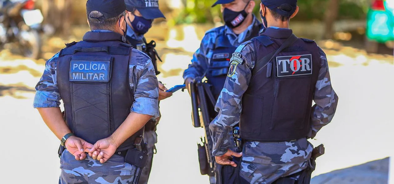 Policiais militares participam do momento