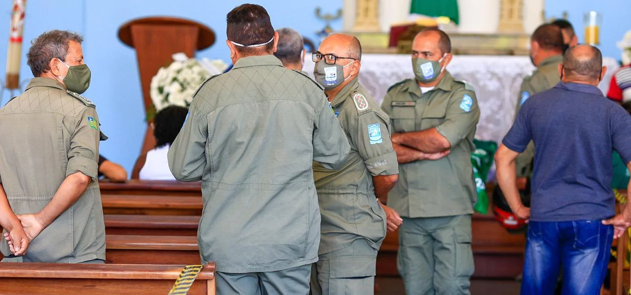 Policiais participam do momento