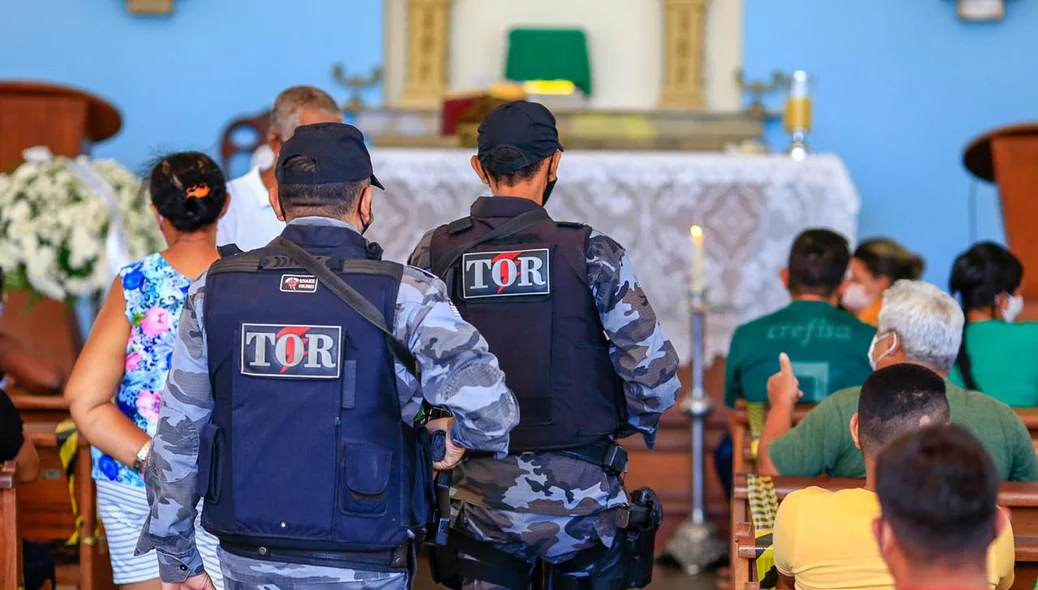 Policiais participam do velório do sargento