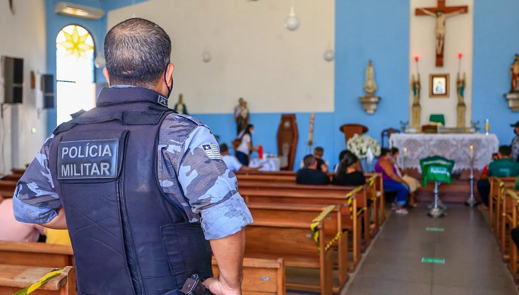 Policial militar assiste ao velório