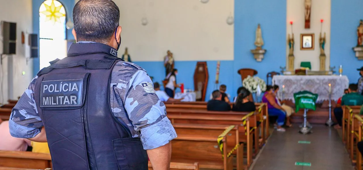 Policial militar assiste ao velório