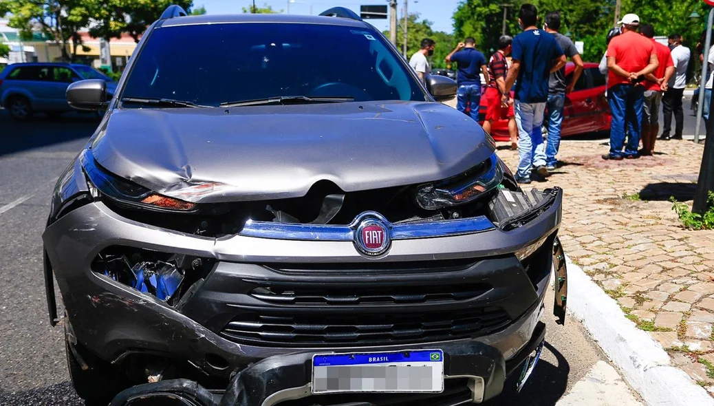 Suspeito colidiu em um Fiat Toro que trafegava pela Avenida Raul Lopes