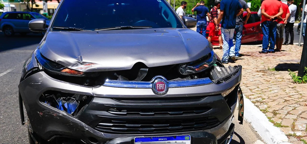 Suspeito colidiu em um Fiat Toro que trafegava pela Avenida Raul Lopes