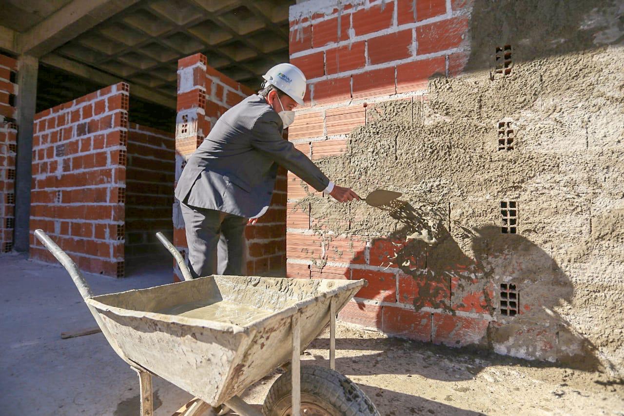 Wellington Dias visita obras da nova maternidade