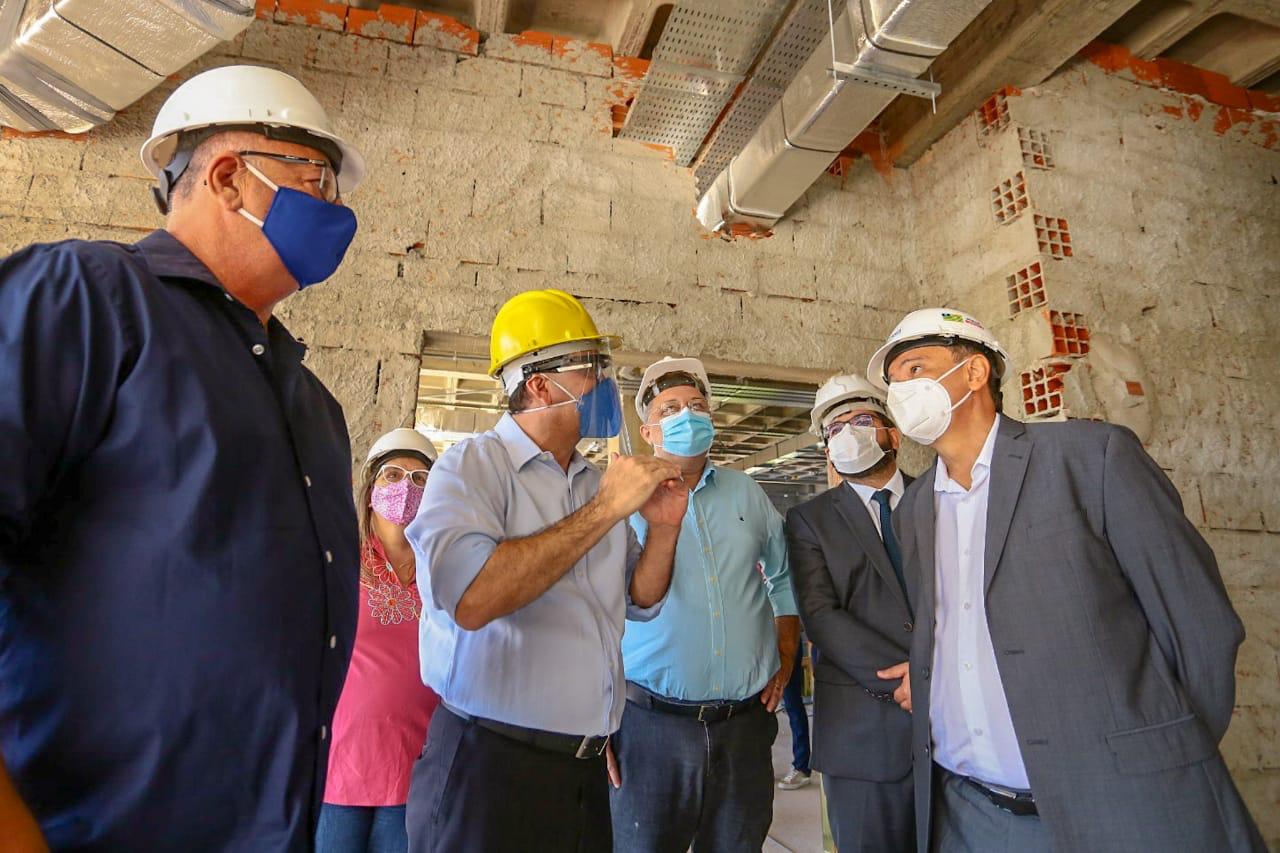 Wellington Dias visita obra da nova maternidade 
