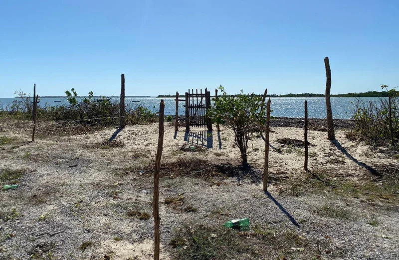Foram colocadas cercas na praia