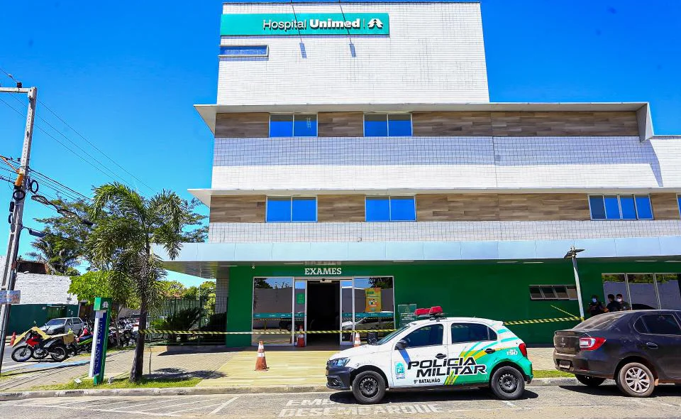 Polícia Militar na frente do Hospital Unimed Primavera