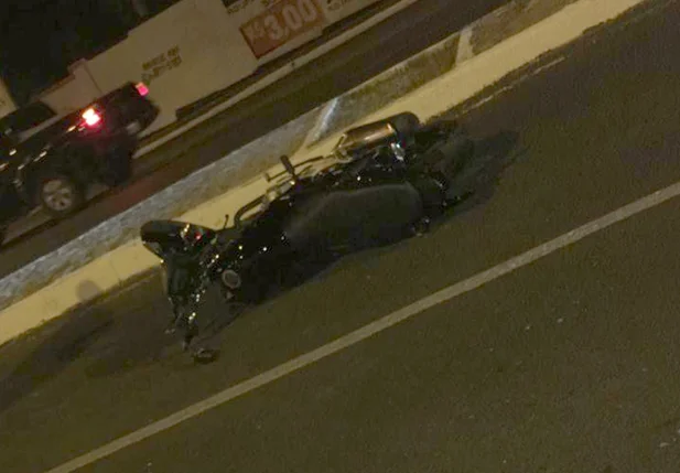 Homem de 31 anos morre após colidir moto em árvore na Dom Severino
