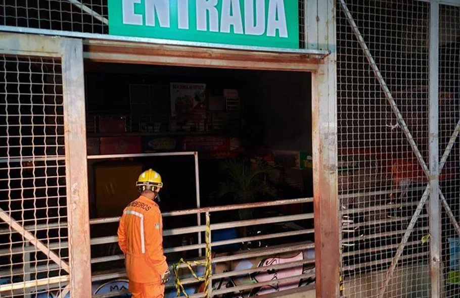 Bombeiros estão no local 