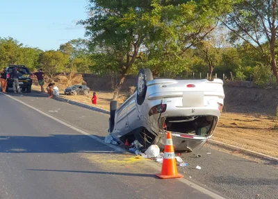 Carro capota após colisão na BR 316