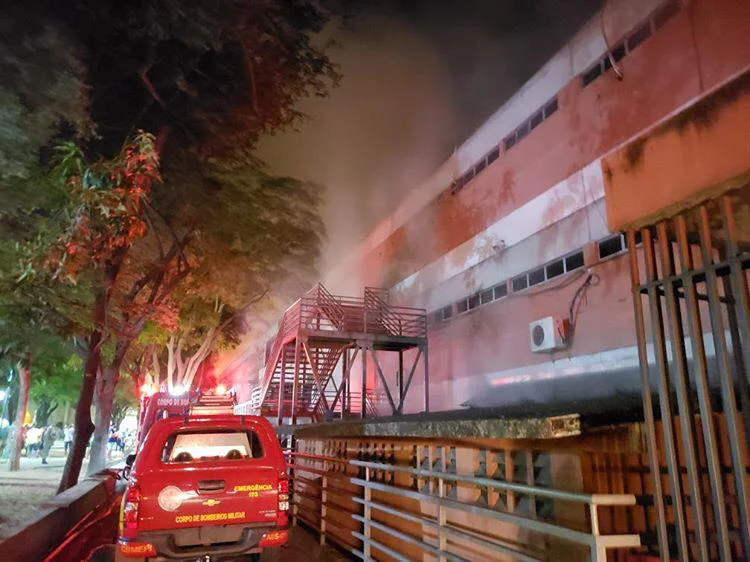 Viatura do Corpo de Bombeiros no local 