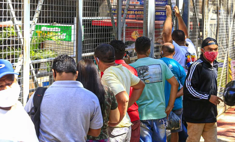 Curiosos no local do incêndio