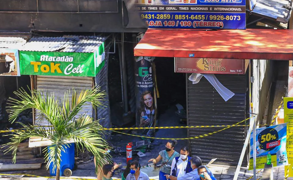 Lojas destruídas no shopping da Cidade