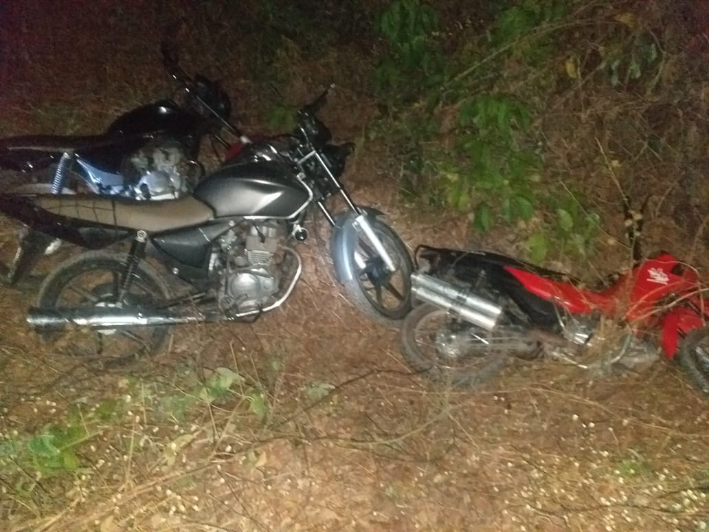 Motocicletas apreendidas em matagal.