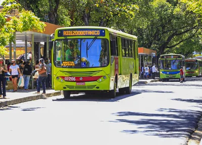 Ônibus na Praça da Bandeira em Teresina