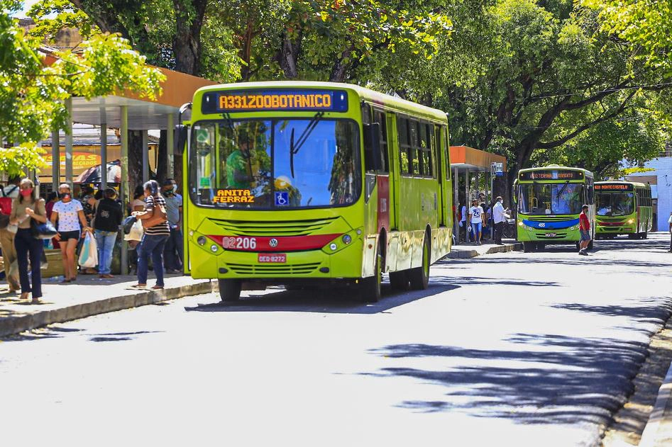 Ônibus na Praça da Bandeira em Teresina