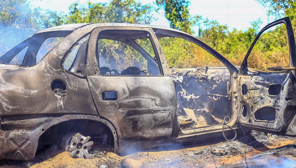 Carro ficou destruído