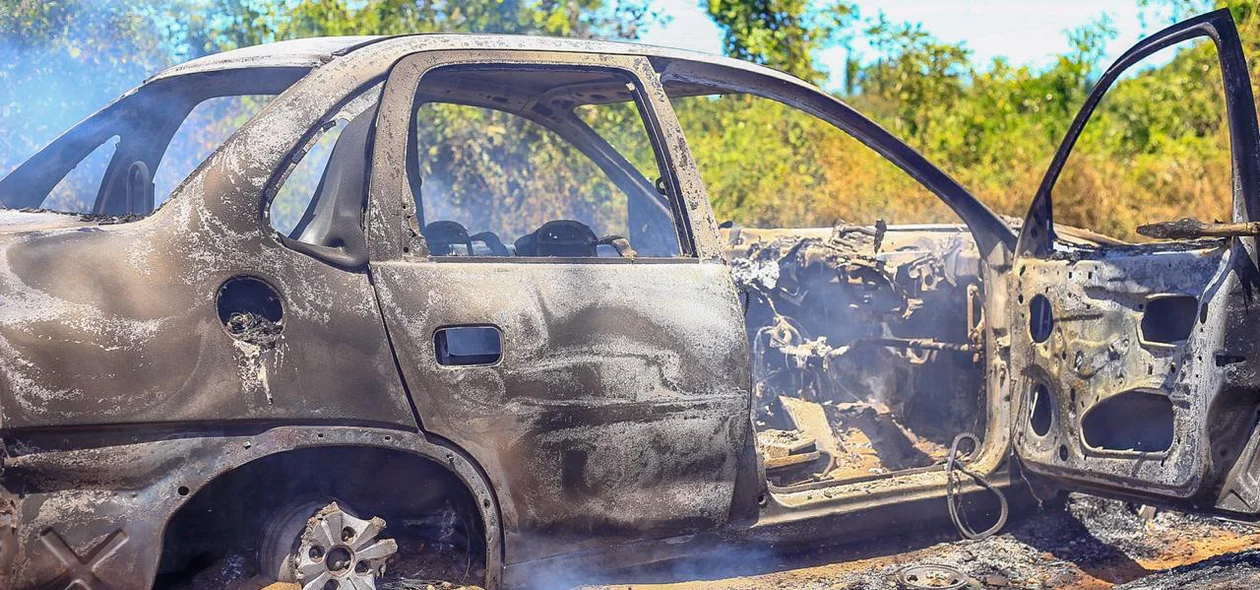 Carro ficou destruído