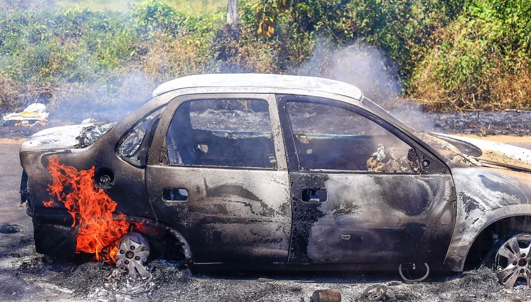 Carro pegou fogo na Avenida Poti Velho