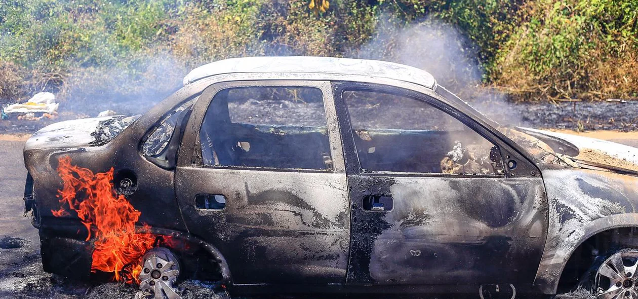 Carro pegou fogo na Avenida Poti Velho