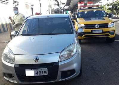 Strans apreende carro com placa adulterada em Teresina
