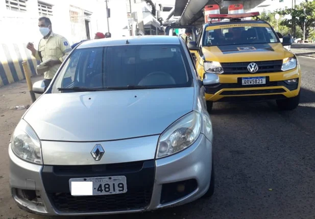 Strans apreende carro com placa adulterada em Teresina