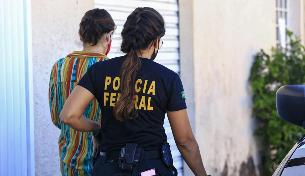 Agente da Polícia Federal cumprindo mandado de busca e apreensão
