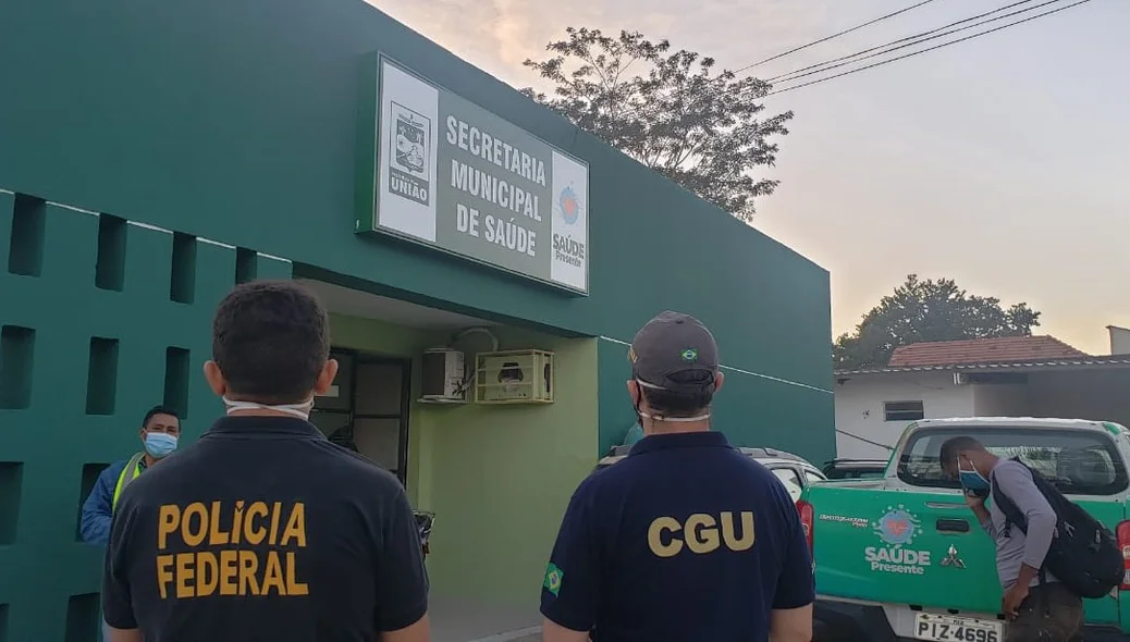 Agentes federais na sede da Secretaria de Saúde de União