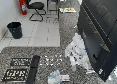 Drogas e material apreendidos com a dupla