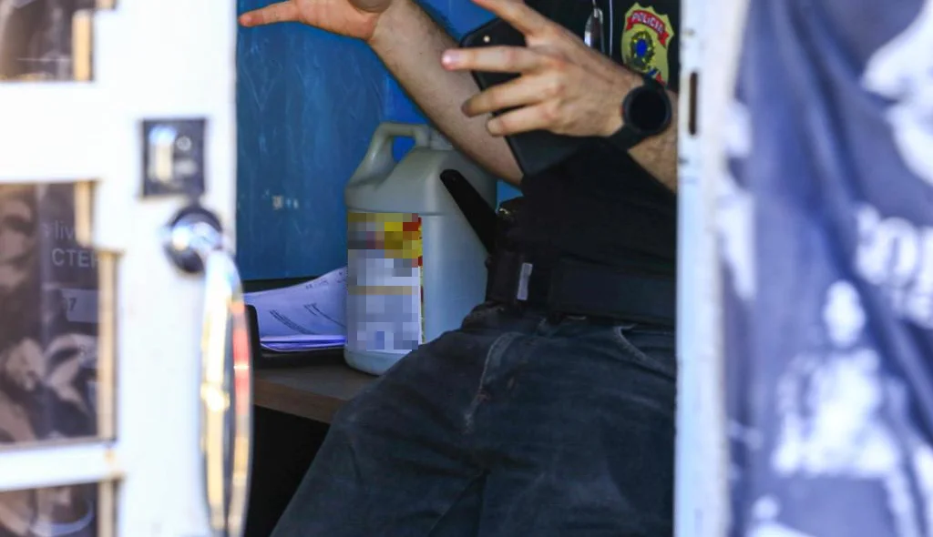 Galão de água sanitária apreendido pela PF