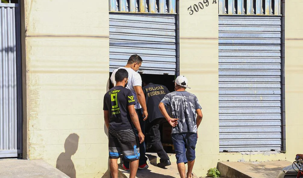 Policiais federais cumprem mandados de busca em empresa na Capital