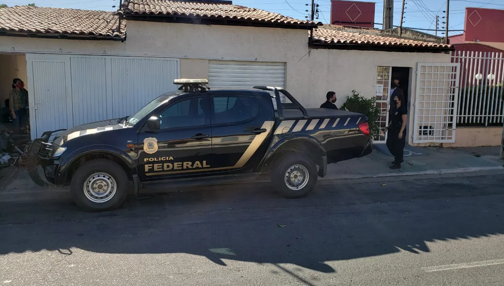 Viatura da Polícia Federal em frente à empresa em Teresina