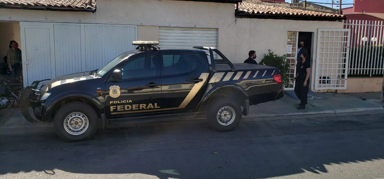 Viatura da Polícia Federal em frente à empresa em Teresina