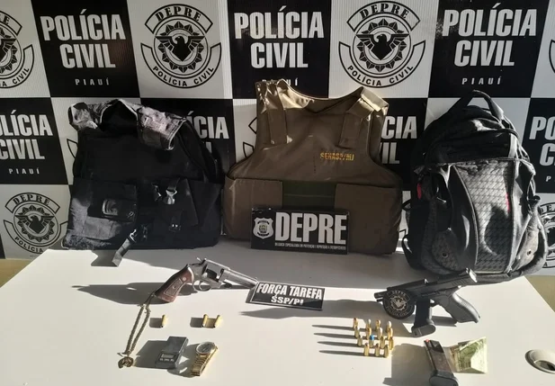 Coletes balísticos e armas de fogo apreendidas na operação