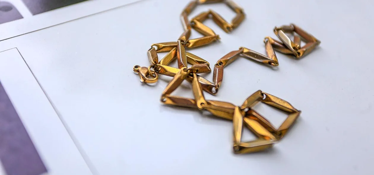 Corrente de ouro encontrada com o acusado
