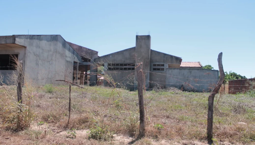 Mato tomando conta da área da creche